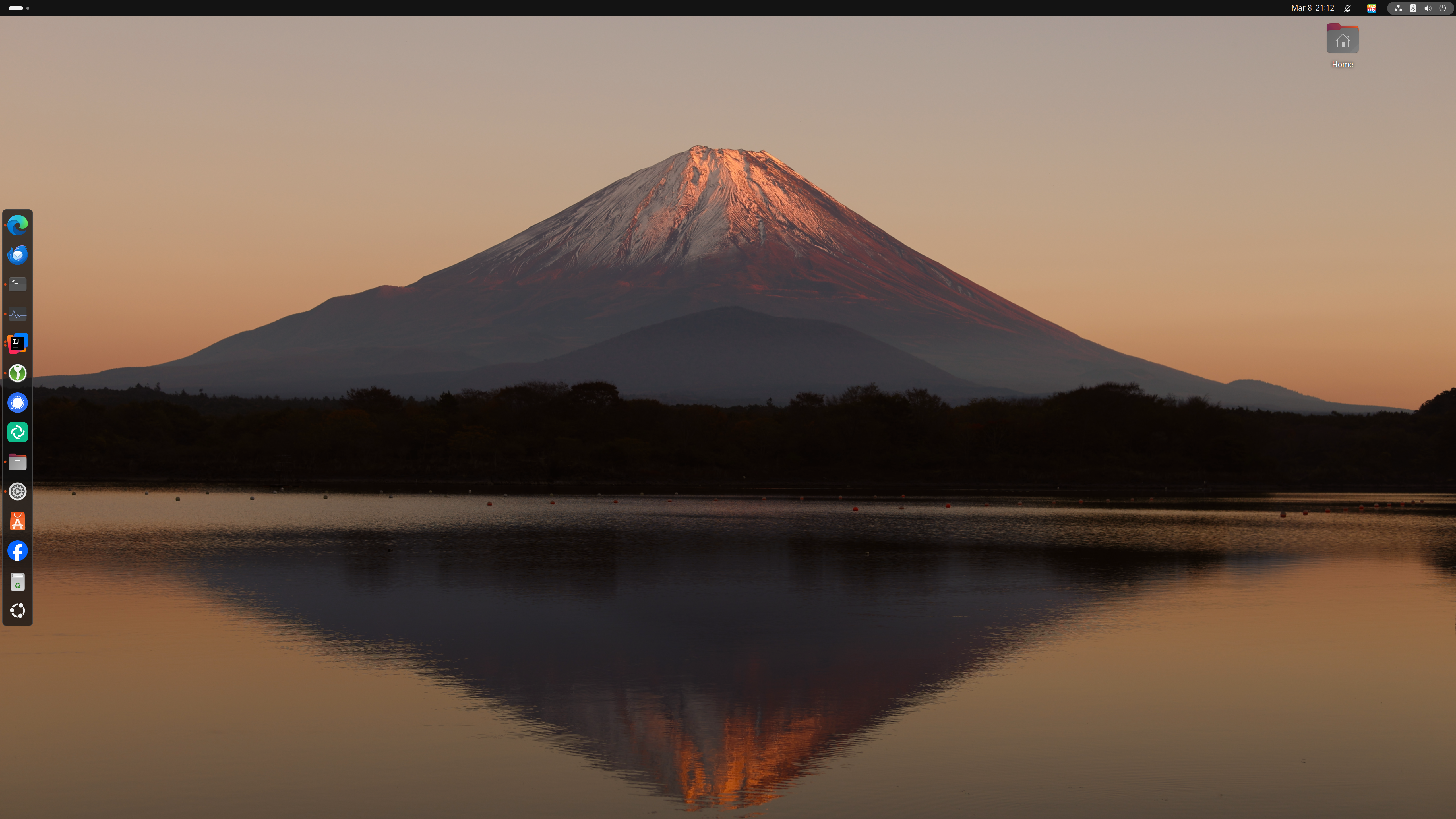 Ubuntu with GNOME mountain background