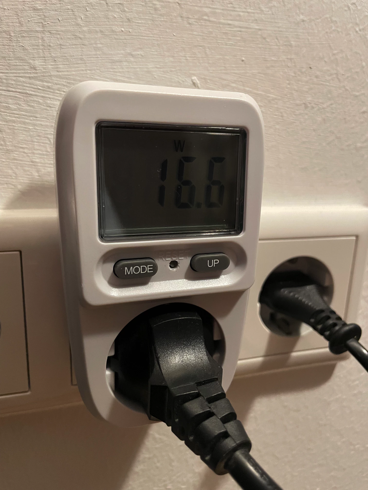 Power meter based electic socker showing 16W usage
